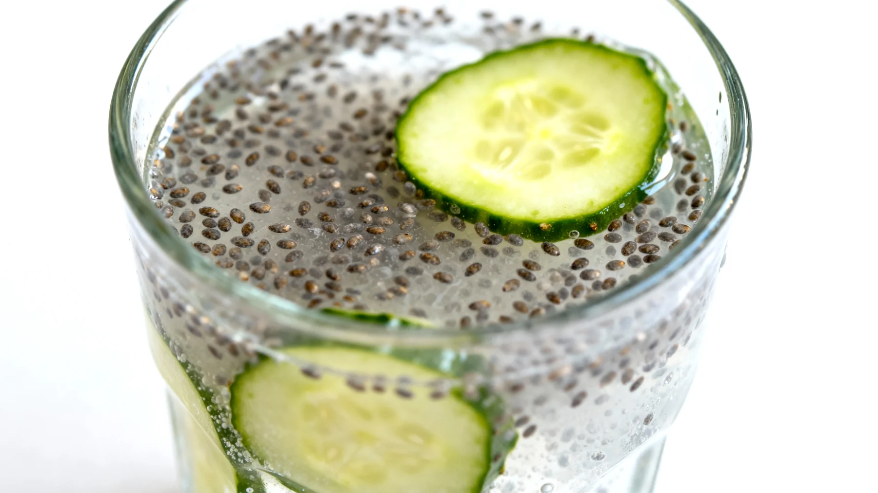 Kefir d'acqua con semi di chia e cetriolo"