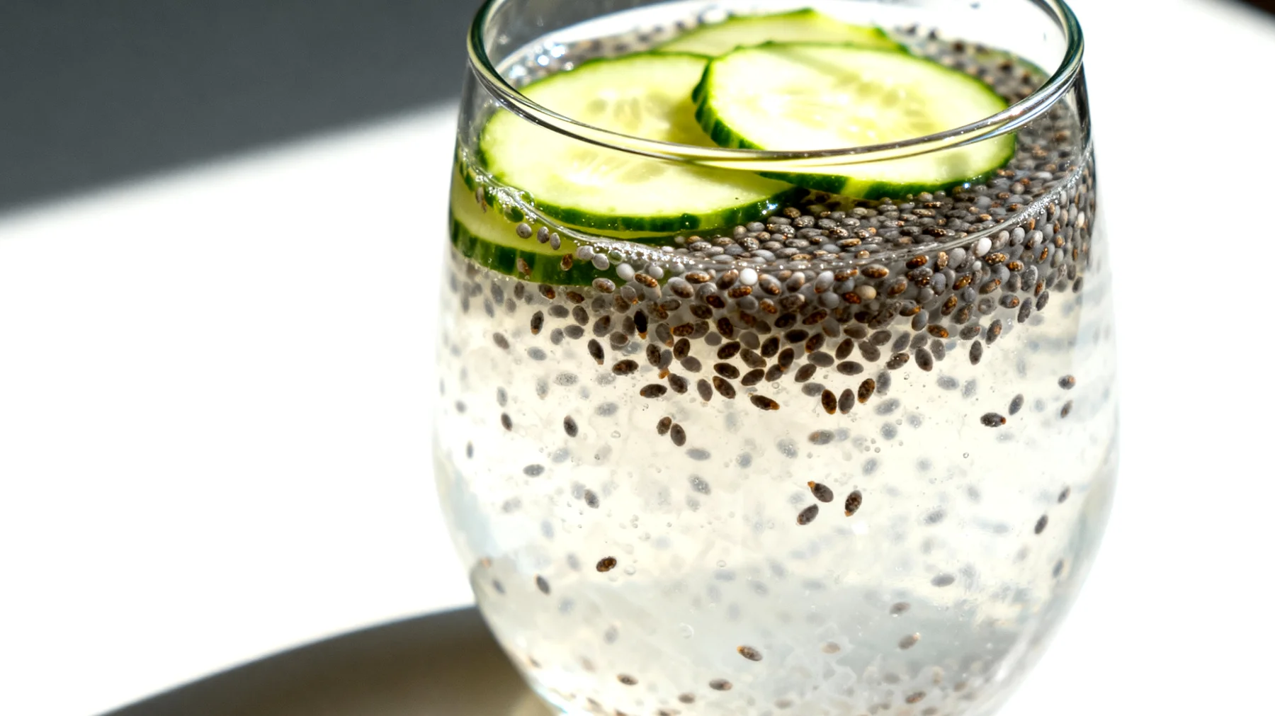 Kefir d'acqua con semi di chia e fettine di cetriolo"