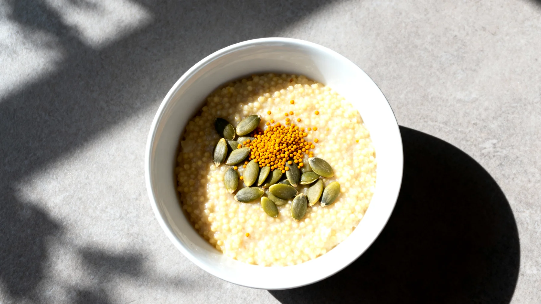 Porridge di miglio con semi di zucca e polline d'api"