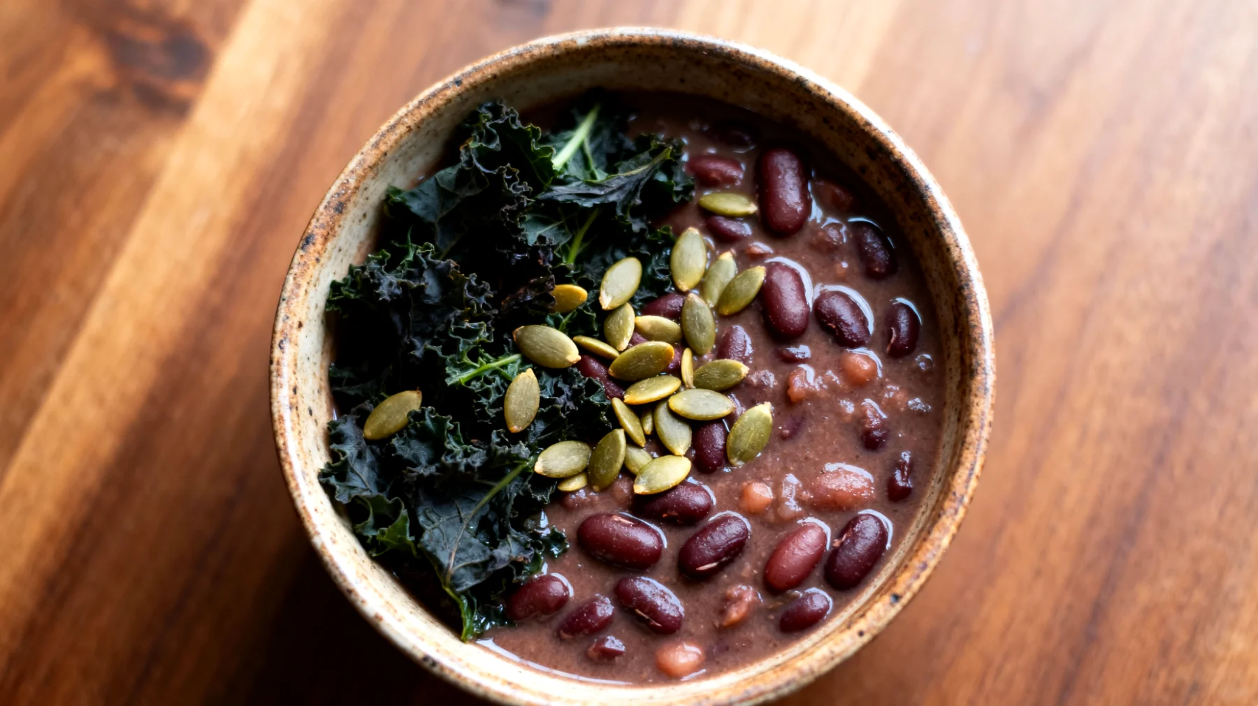 Zuppa di azuki con cavolo nero e semi di zucca"