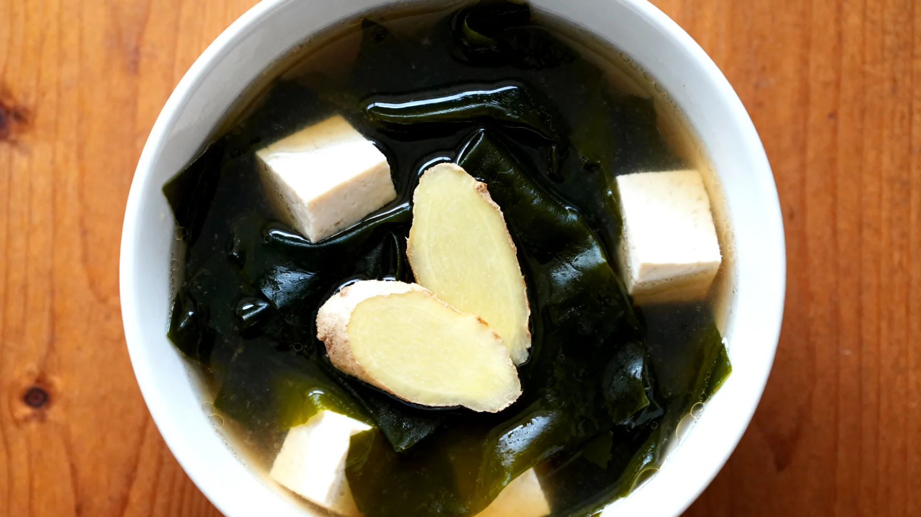Zuppa di miso con alga wakame, tofu e zenzero"