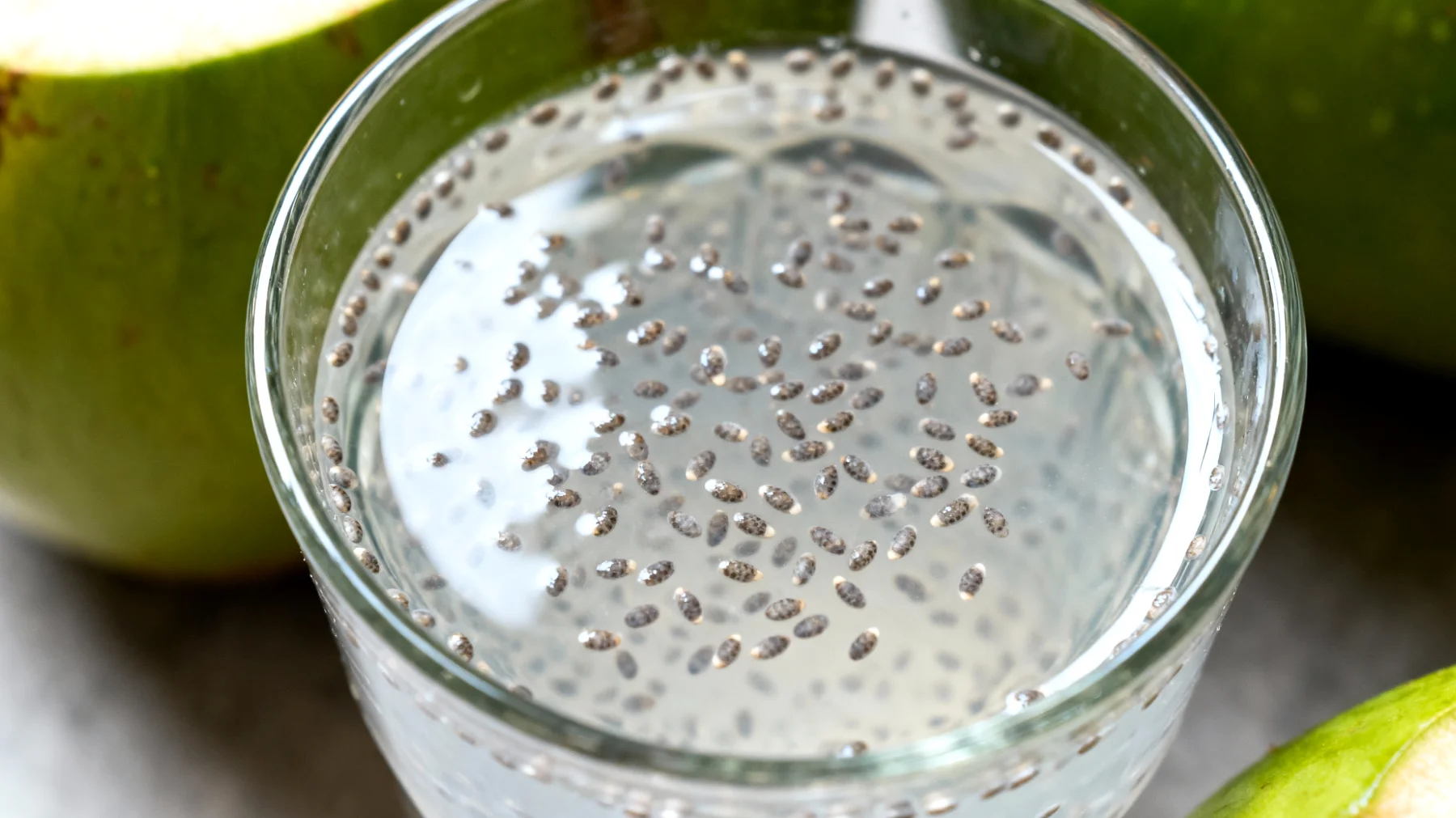 Acqua di cocco verde fresca con semi di chia"