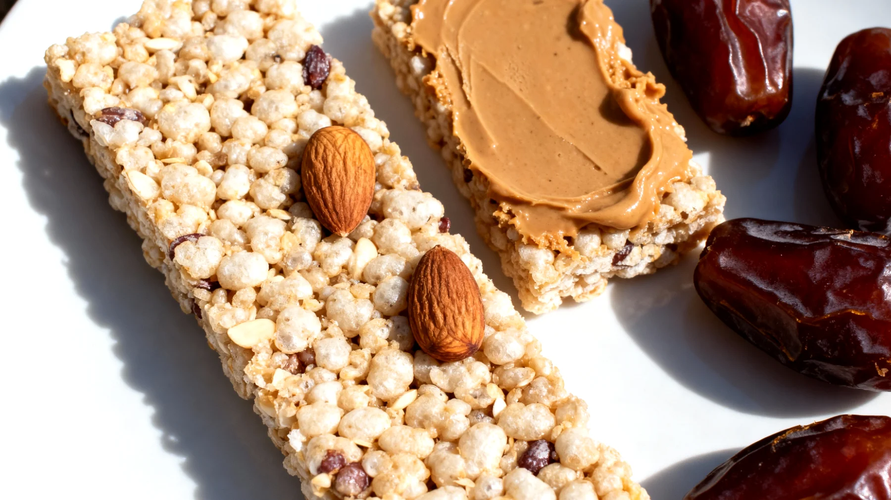 Barrette di amaranto soffiato con burro di mandorle e datteri"