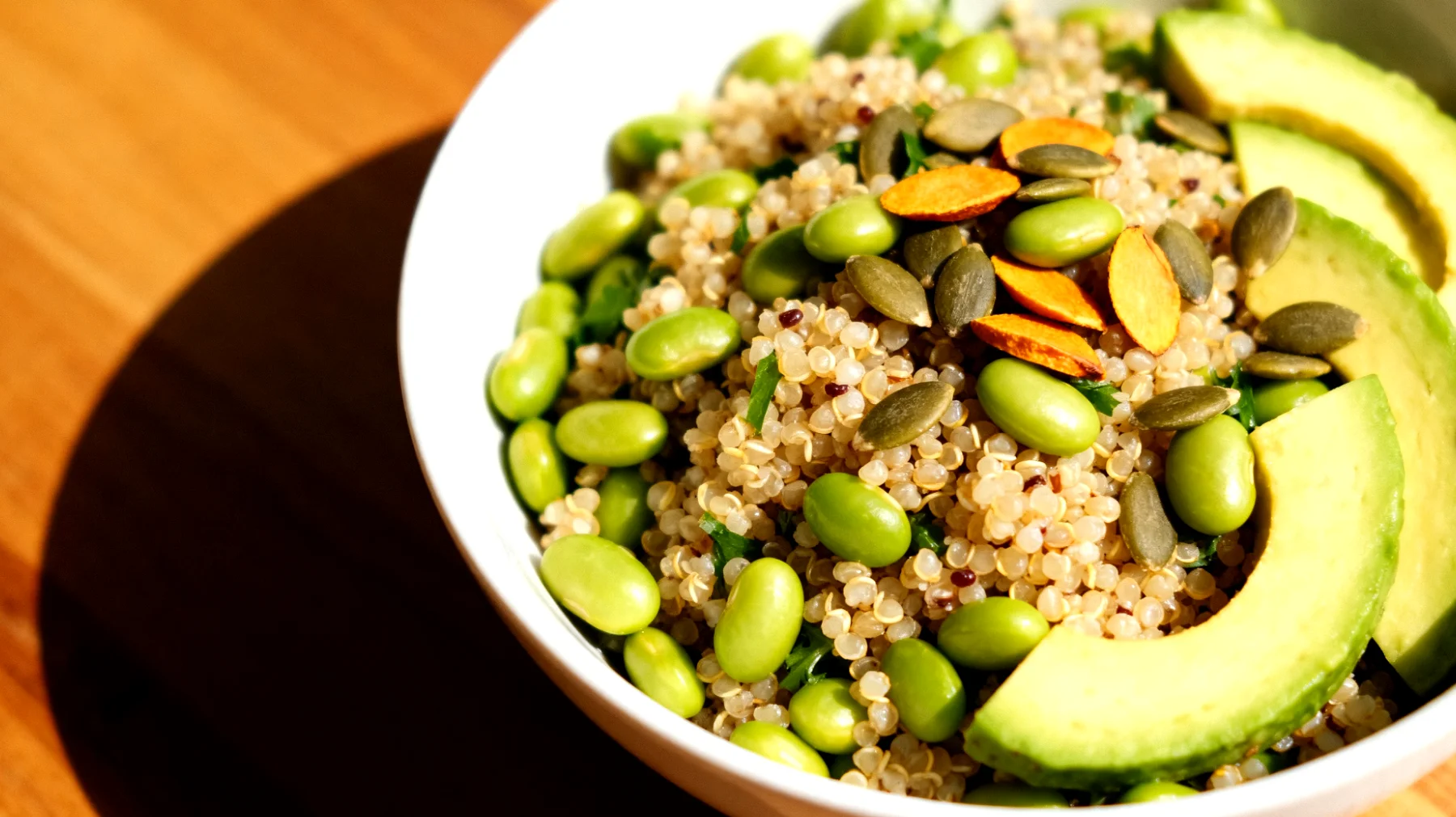 Insalata di quinoa con edamame, avocado e semi di zucca"