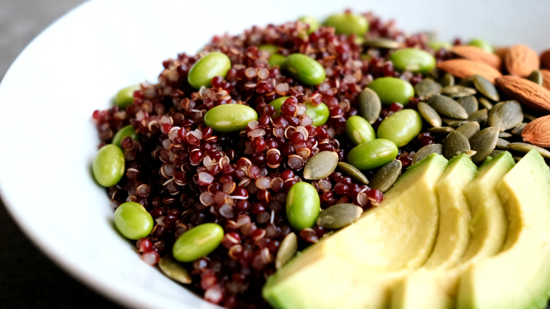 Insalata di quinoa rossa con edamame, avocado e semi di zucca"