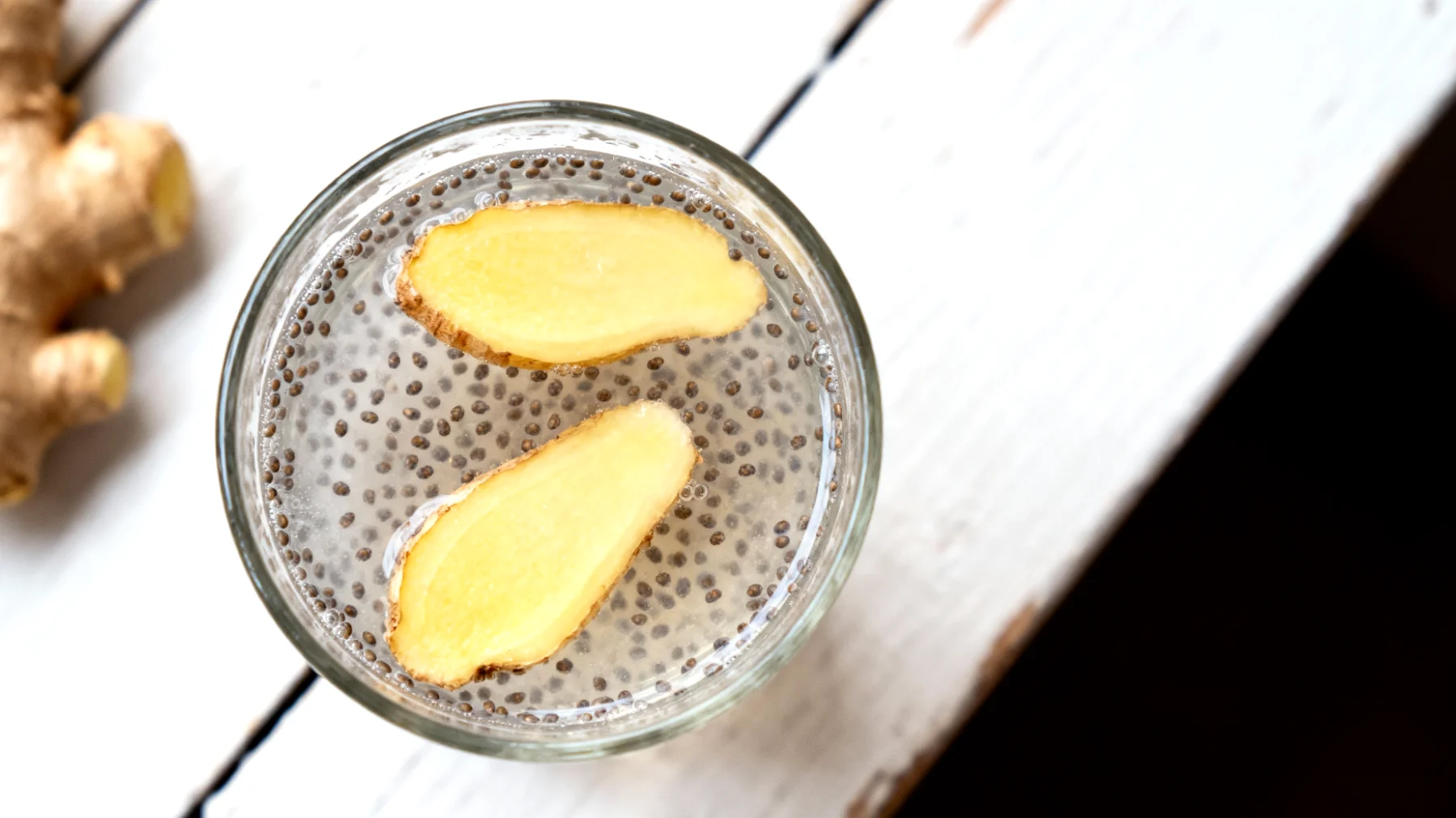 Kefir d'acqua con semi di chia e zenzero fresco"