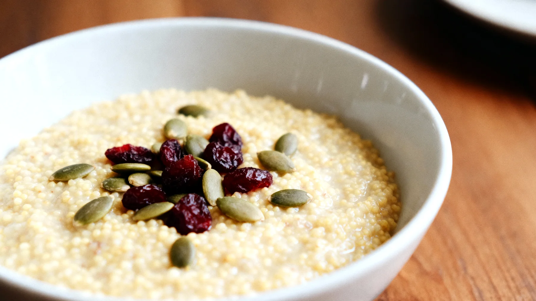 Porridge di miglio con semi di zucca e mirtilli rossi"