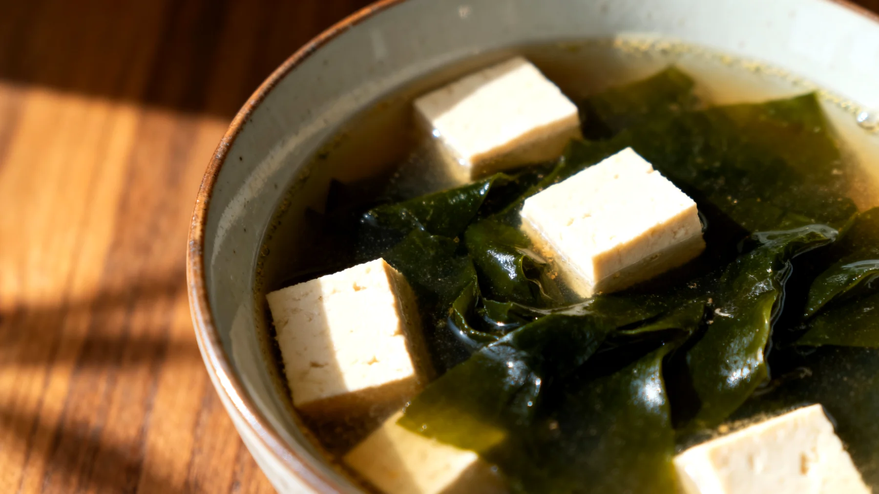 Zuppa di miso con alghe wakame e tofu"
