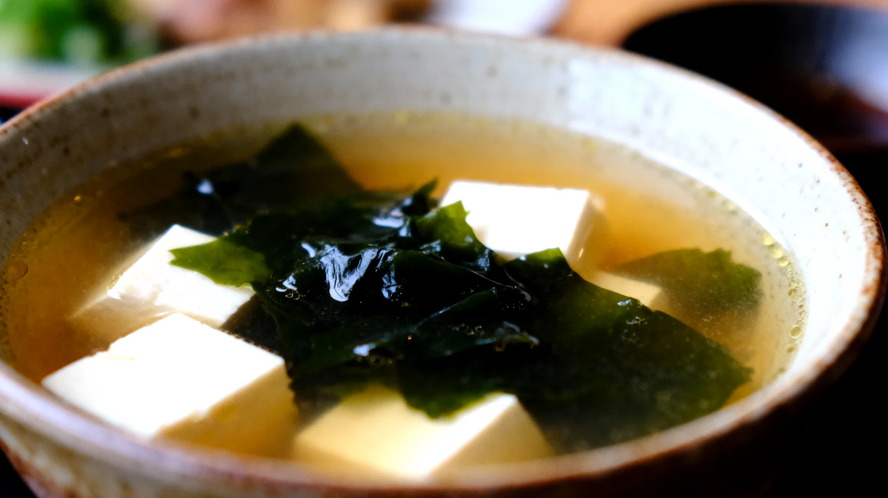 Zuppa di miso con wakame e tofu"